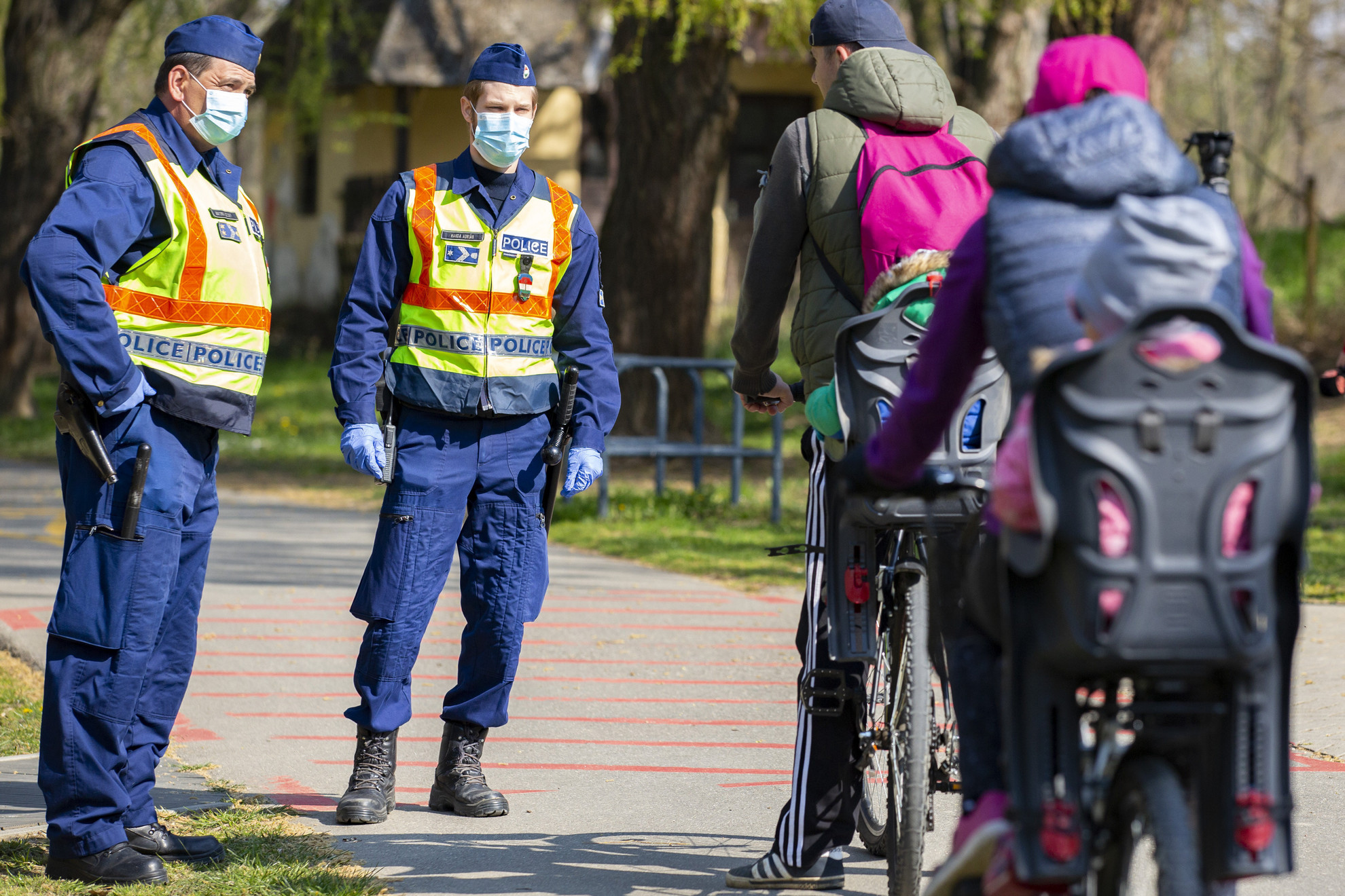 Fotó: MTI/Varga György Rendőrök beszélgetnek kerékpárosokkal Kaposváron a Deseda-tó partján 2020. április 5-én