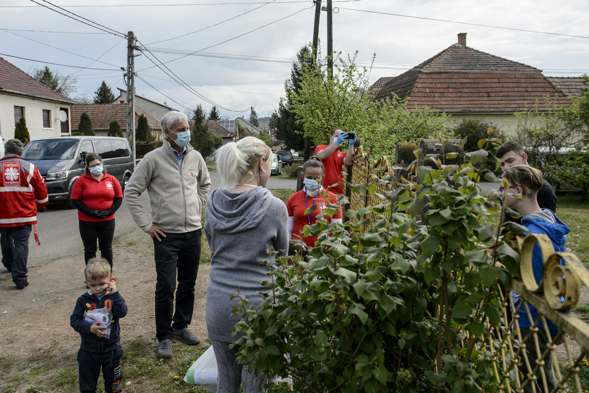 Fotó: MTI/Komka Péter Soltész Miklós, a Miniszterelnökség egyházi és nemzetiségi kapcsolatokért felelős államtitkára, a Nemzeti Humanitárius Koordinációs Tanács (NHKT) elnöke (b4) a segélycsomagok átadása után egy családdal beszélget Pétervásárán 2020. április 30-án