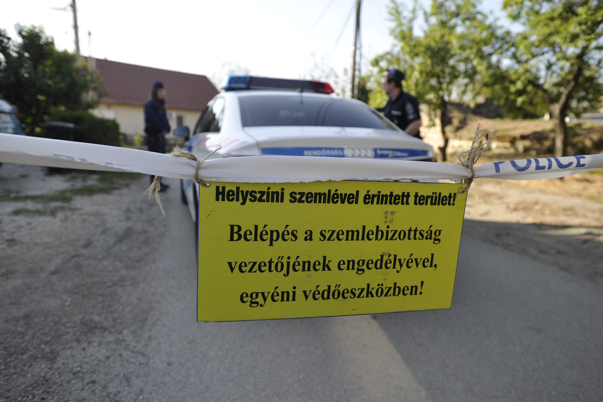 Fotó: MTI/Mihádák Zoltán A rendőrök a helyszínen elfogták a kettős gyilkosság elkövetésével gyanúsított férfit