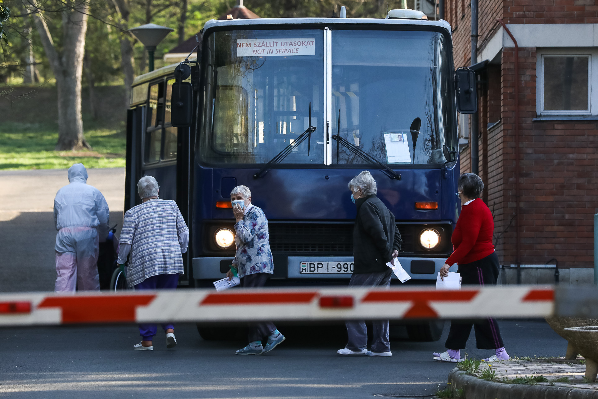 Fotó: Fotó: MH/Purger Tamás Koronavírus miatt evakuálták a Pesti úti idősotthont