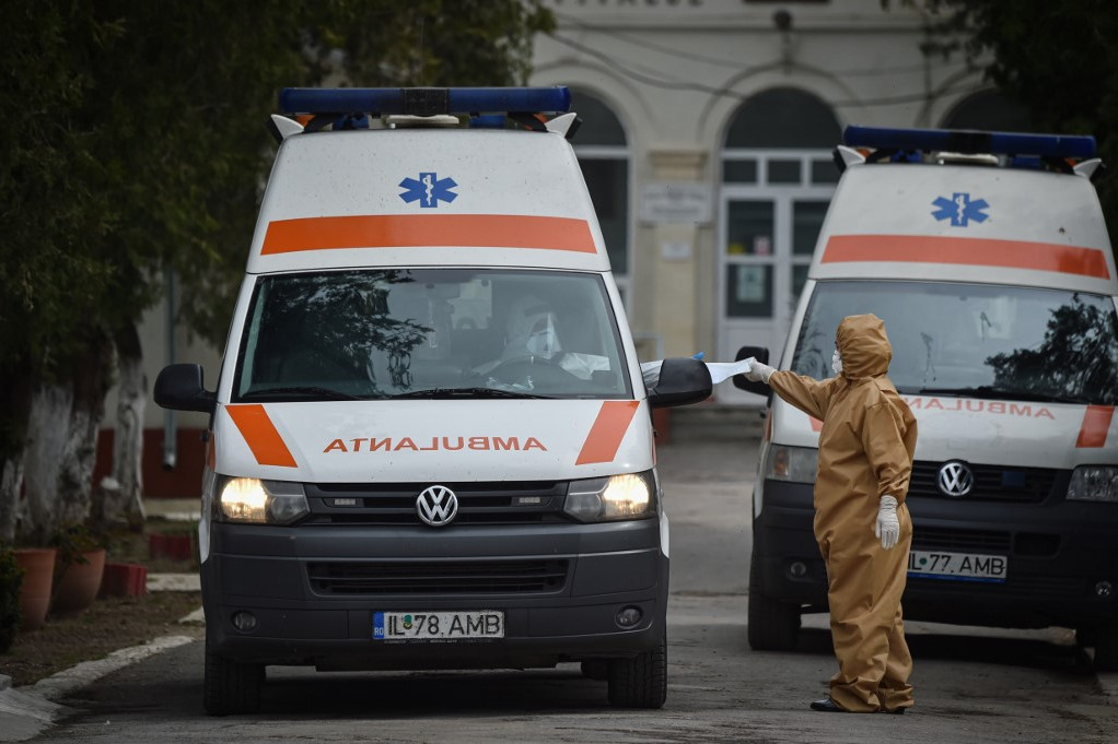Fotó: AFP/Daniel Mihailescu A csütörtök kora délutáni összesítés szerint 491-re emelkedett a 24 óra alatt igazolt új fertőzések száma, miután az utóbbi négy napon átlagosan 300 újabb fertőzést regisztráltak