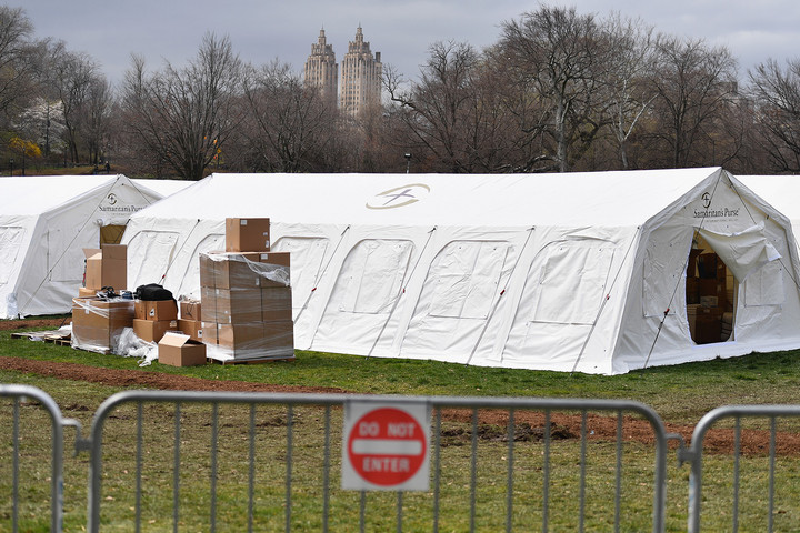 Fotó: AFP New Yorkban már teherautókban rendeznek be halottasházakat