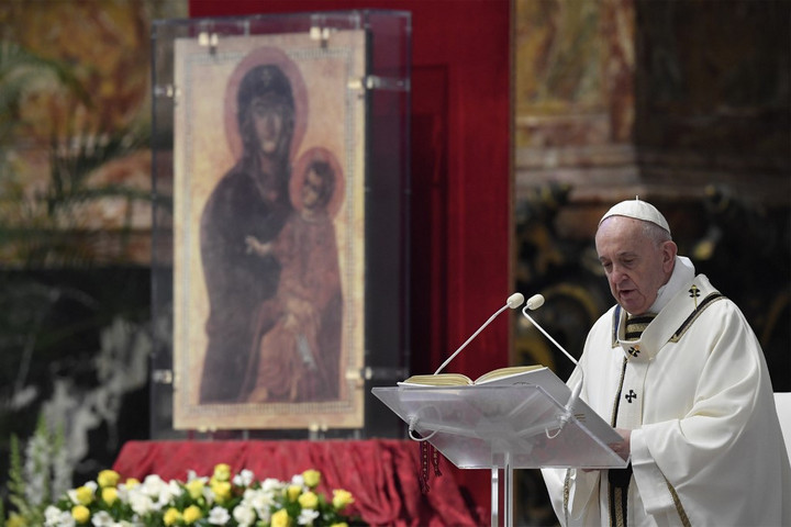 Fotó: Handout / VATICAN MEDIA / AFP Ferenc pápa: A járvány száműzze az emberek közötti közönyt