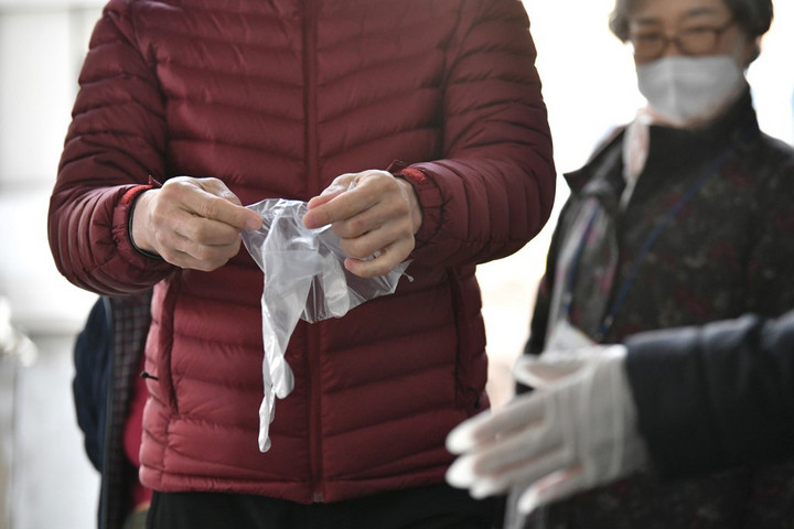 Fotó: AFP/Jung Yeon-je WHO: Ismét szigorítások jöhetnek, ha a lazítás nem elég körültekintő