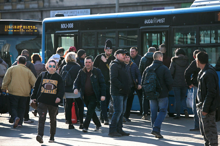 Karácsony pártja kitiltaná a nyugdíjasokat a buszokról és a villamosokról