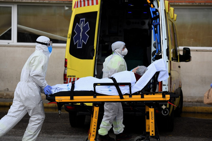 Fotó: AFP/NurPhoto/Juan Carlos Lucas Spanyolországban hetek óta nem látott alacsony szintre csökkent a napi halálozás