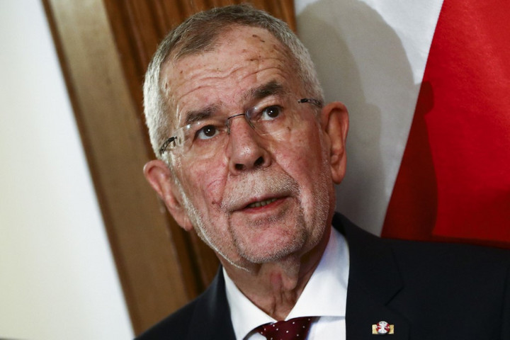 Az osztrák államfő szerint „hosszabb ideig” ki kell tartani