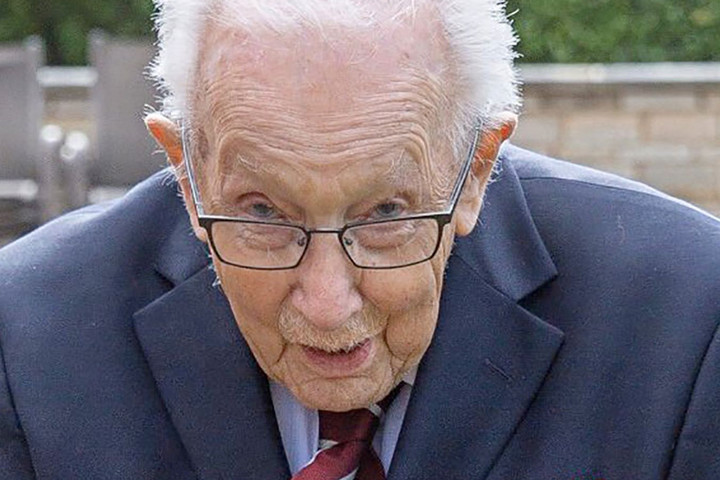 Jótékonysági sétát tett egy brit veterán