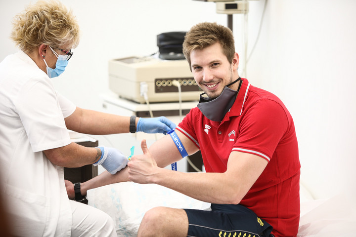 Fotó: MH/Papajcsik Péter Élsportolók vére segíthet a fertőzötteken
