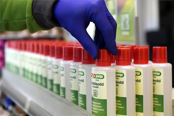 Fotó: MTI/Kovács Tamás Kétezer liter fertőtlenítőt kapott a Semmelweis Egyetem