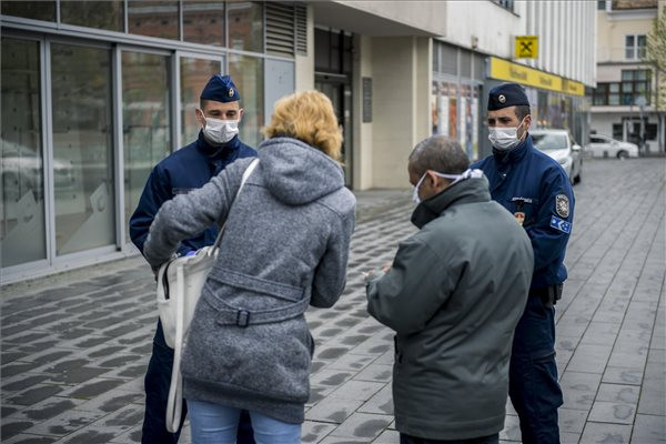 Fotó: MTI/Sóki Tamás Az önkormányzatok most hétvégén is dönthetnek a közterület-használatról