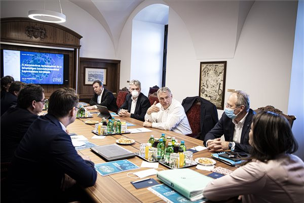 Fotó: MTI/Miniszterelnöki Sajtóiroda A kormányfő virológusokkal egyeztetett