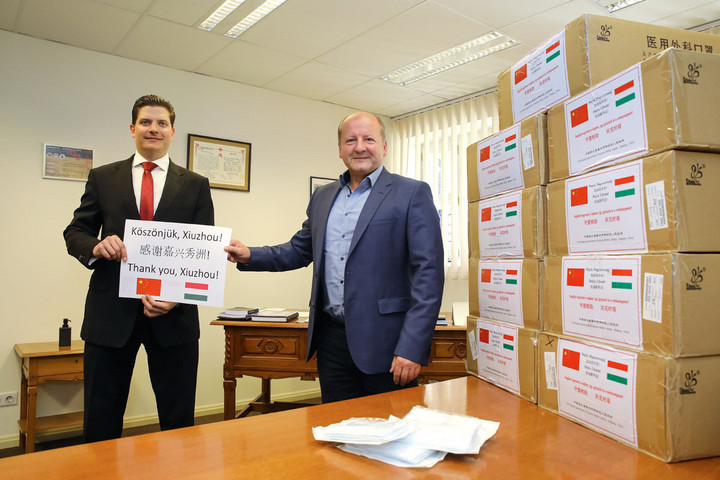 Fotó: MH/Purger Tamás Keleti nyitás: Tízezer ajándékmaszk érkezett Kínából