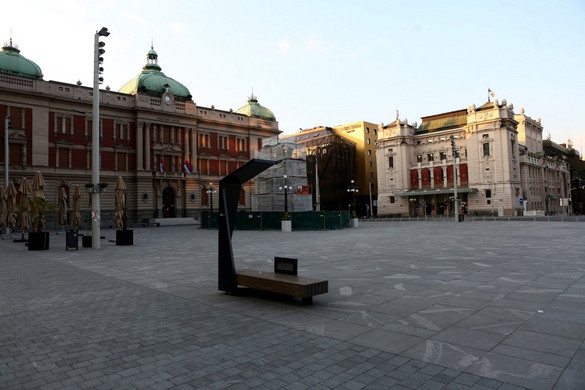 Dánia megnyitja az iskolákat, Szerbia háromnapos kijárási tilalmat vezet be