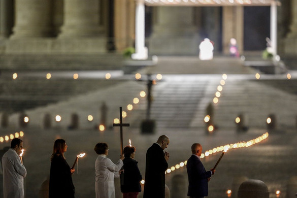 Orvos és fegyőr is vitte a keresztet az üres Szent Péter téren