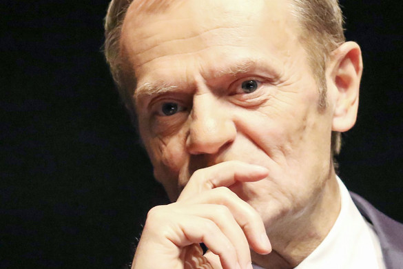 Tusk keresztbe tenne a vakcinabeszerzésnek