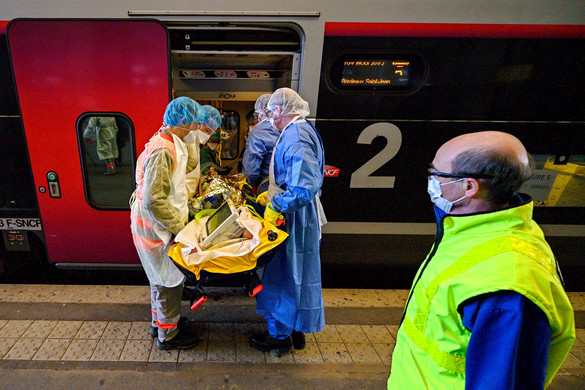 Róma és Brüsszel üzenget egymásnak, a vírus meg arat