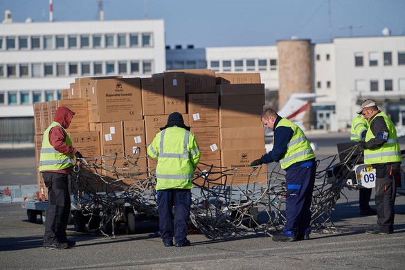 Öt repülőgép szállított újabb védőfelszereléseket Magyarországra
