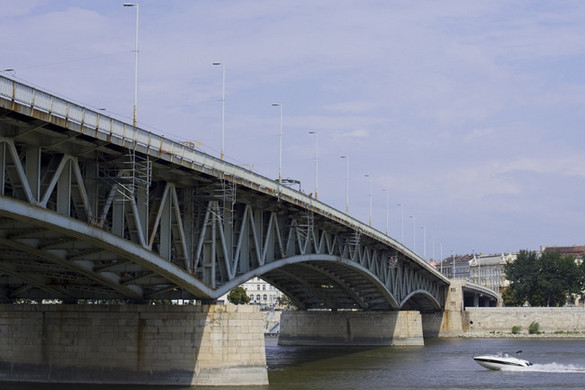 Társadalmi egyeztetést kezdeményez a BKK a Petőfi híd és a Boráros tér felújításáról