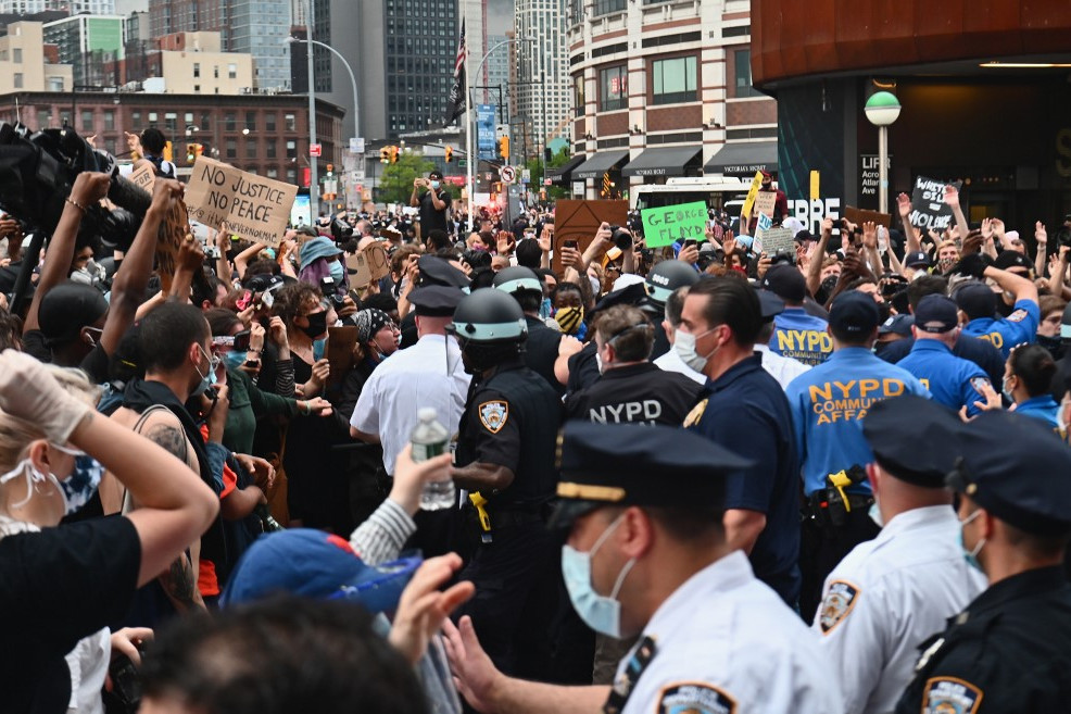 Rendőrök próbálják visszafogni a tüntető tömeget New York Brooklyn negyedében