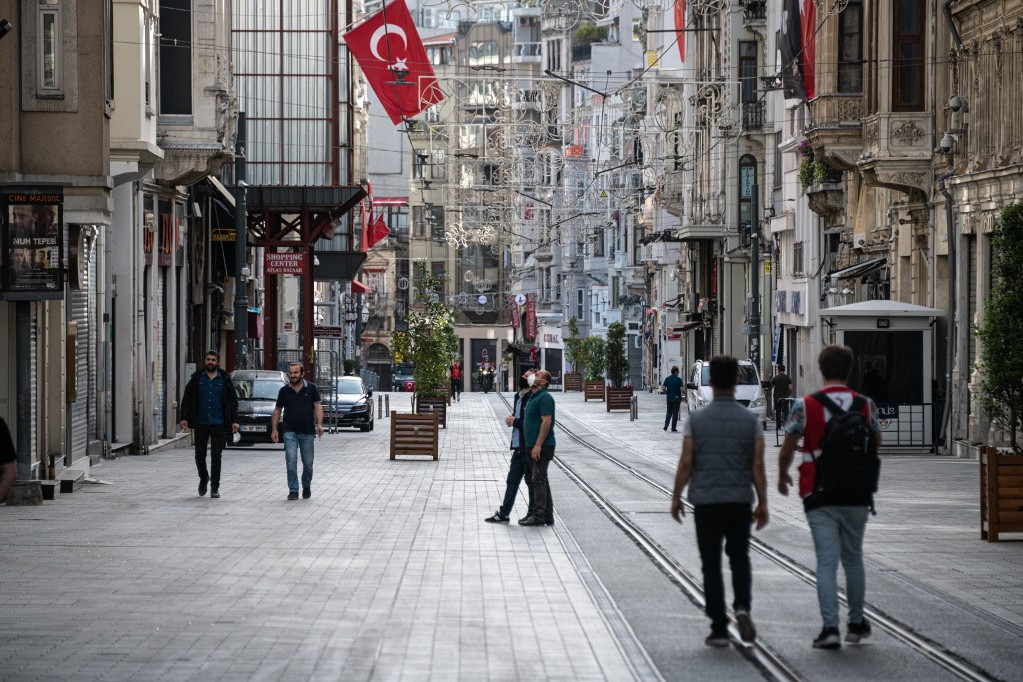 Fotó: AFP/Diego Cupolo Járókelők Istanbul utcáin
