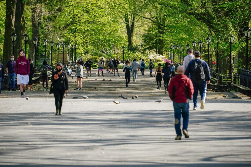 Többen élvezik az időjárást New Yorkban, a Central Parkban