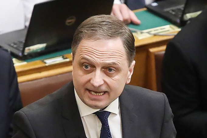 Fotó: MH/Hegedüs Róbert A jobbikos Brenner Koloman a miniszterelnököt Hitlerhez és Palpatine szenátorhoz hasonlította