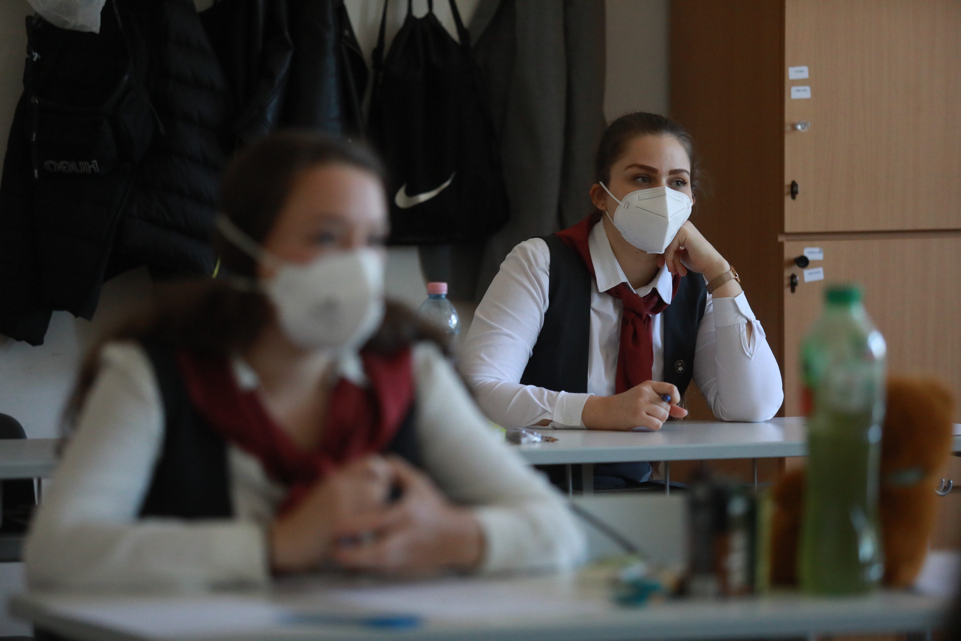 Gondolkodó diákok egészségügyi maszkban a 2020-as érettségi vizsgák ideje alatt
