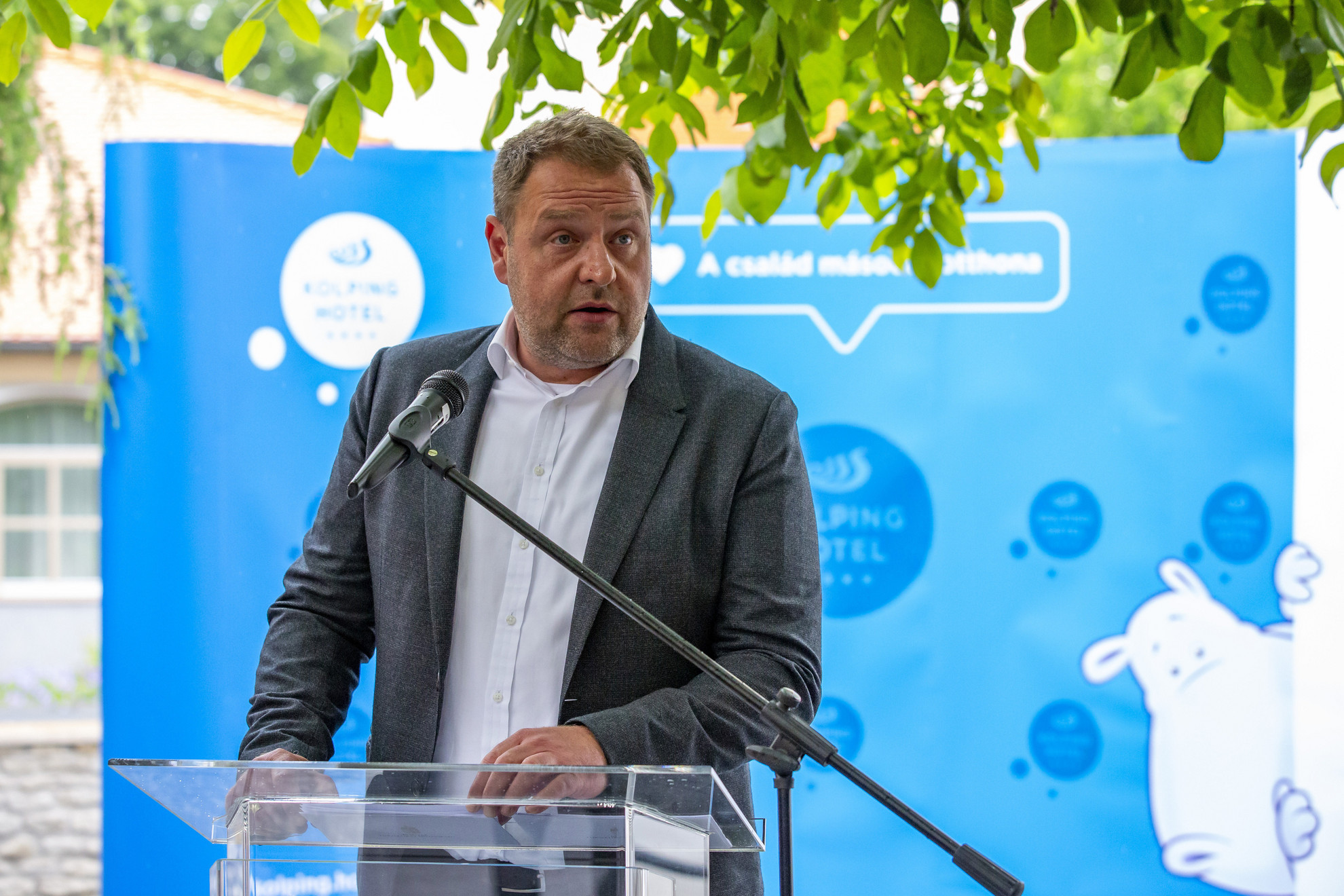 Fotó: MTI/Varga György Guller Zoltán, a Magyar Turisztikai Ügynökség (MTÜ) vezérigazgatója beszédet mond a Kolping Hotel fejlesztéseinek átadása és a Bobo Fun Kalandpark ünnepélyes alapkőletétele alkalmából rendezett sajtótájékoztatón Alsópáhokon