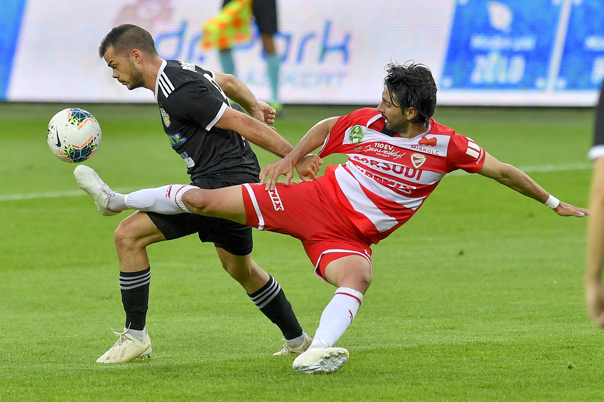 Fotó: MTI/Czeglédi Zsolt A mezőkövesdi Pekár László (b) és a diósgyőri Pedro Rui küzd a labdáért