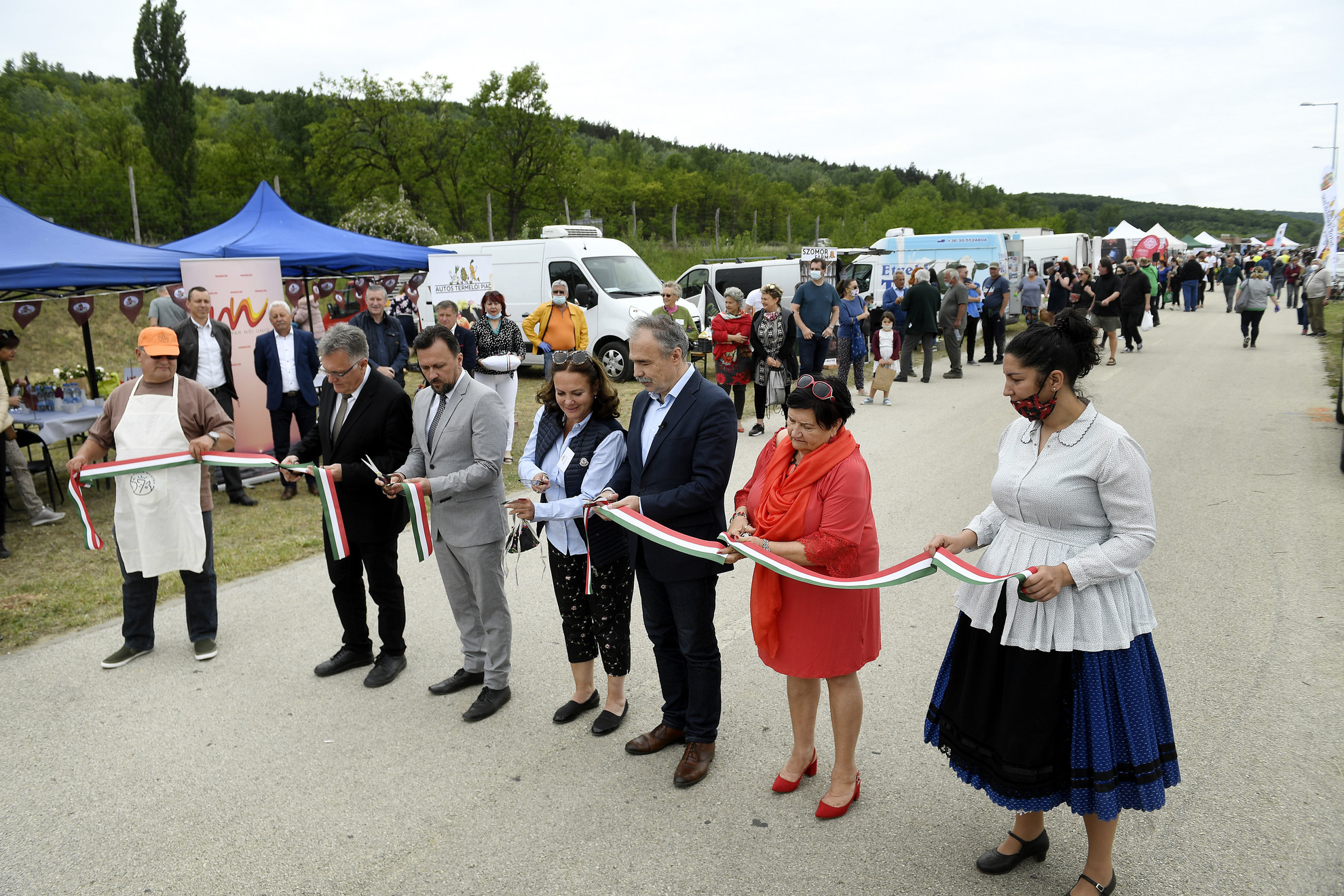 Fotó: MTI/Koszticsák Szilárd Vécsey László, a térség fideszes országgyűlési képviselője, Palya Zoltán, Bag polgármestere, Batthyány-Schmidt Margit, a Magyar Női Unió elnöke, Nagy István agrárminiszter és Konrád Istvánné, a Magyar Piac Szövetkezet elnöke (b-j) felavatja a Magyar Piac Szövetkezet és a Magyar Női Unió autós termelői piacát 2020. május 23-án