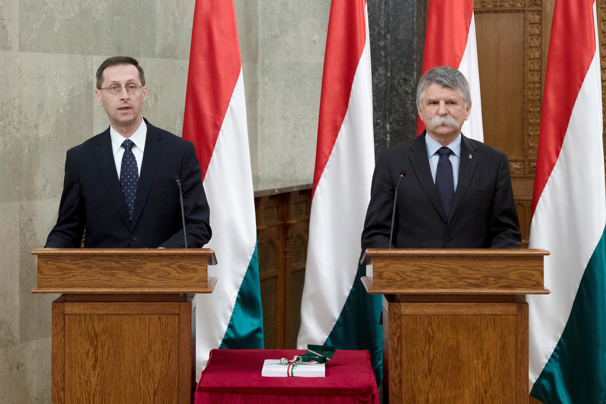 Fotó: MTI/Koszticsák Szilárd Kövér László, az Országgyűlés elnöke (j) és Varga Mihály pénzügyminiszter a 2021. évi költségvetési törvényjavaslat átadásán az Országházban 2020. május 26-án