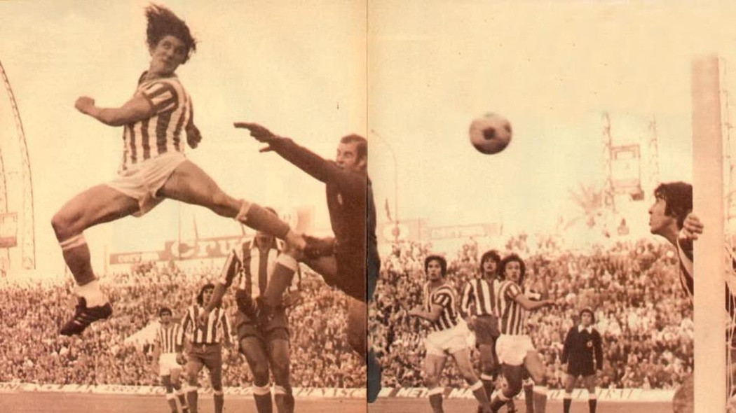 Fotó: Real Betis Ladinszky (balra, csíkos mezben) a Betis játékosaként az Atlético Madrid elleni meccsen 1976-ban