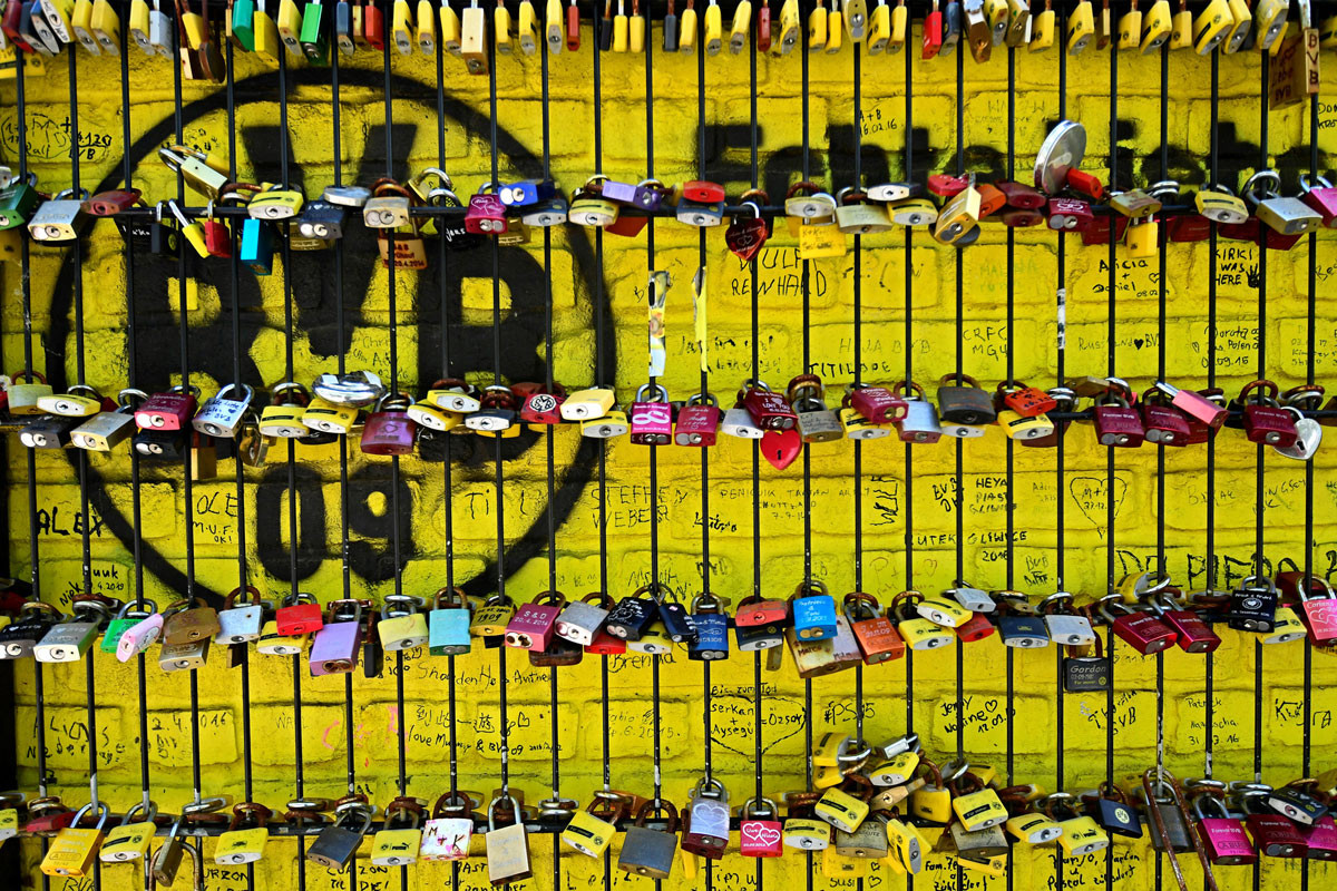 Fotó: AFP/Ina Fassbender A szurkolók „szerelemlakatjai” a Borussia Dortmund stadionjának kerítésén. A kapu zárva ugyan, de a közönség lélekben jelen