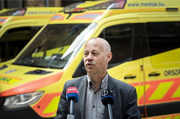 Fotó: MTI/Szigetváry Zsolt Révész Máriusz aktív Magyarországért felelős kormánybiztos, az önkéntességet és adományozást koordináló akciócsoport vezetője beszél az egészségügyi dolgozóknak felajánlott méz átadásán
