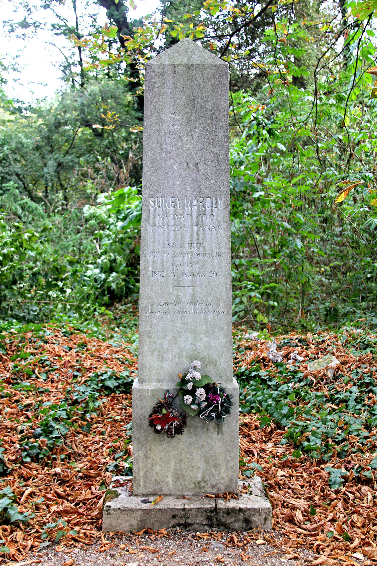 A ma is látható obeliszk Gerenday Antal sírköves műhelyében készült
