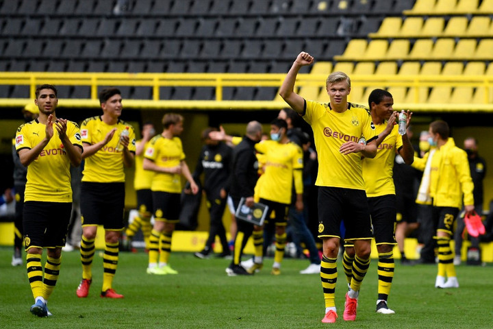 Fotó: Martin Meissner / POOL / AFP Hengerelt a Dortmund az újrakezdéskor, Gulácsiék nem bírtak Sallaiékkal