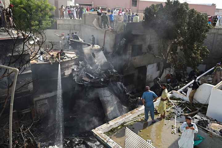 Fotó: AFP/Rizwan Tabassum Ketten is túlélték a zuhanást