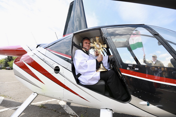 Fotó: MH/Bodnár Patrícia Helikopterről osztott áldást a gazdagréti plébános