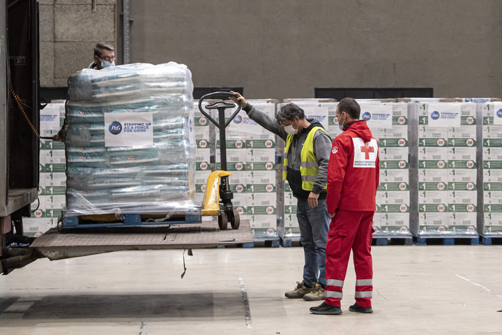 Huszonegy tonna adományt kapott a Magyar Vöröskereszt