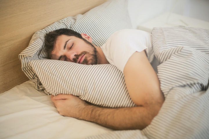 A túl kevés vagy túl sok alvás súlyosbítja a felnőttkori asztmát