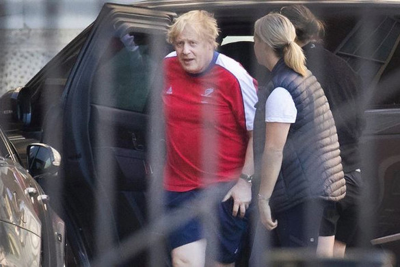 Boris Johnson a királynő engedélyével edzhet a Buckingham-palota udvarán