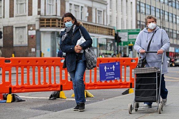 London lazít, de a féken tartja a lábát