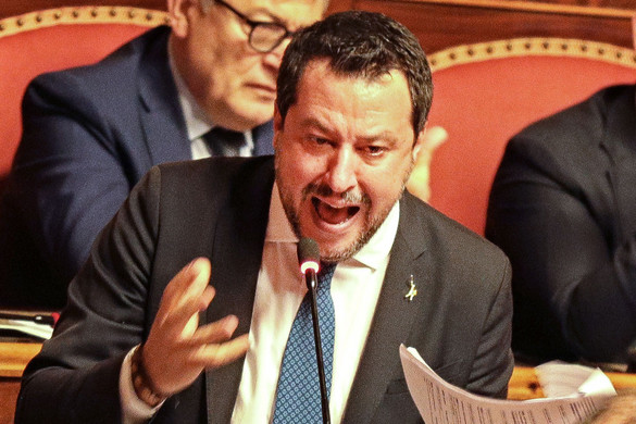 Jobboldali össztűz alatt az olasz kormány