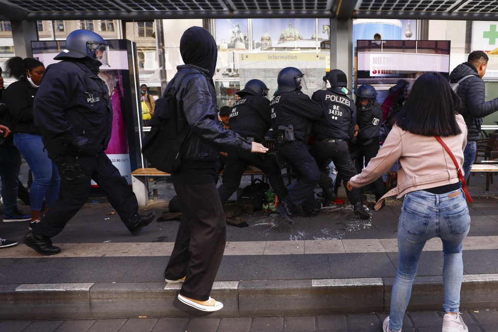 Németországban is elszabadultak az indulatok - Rendőrökre is rátámadtak az erőszakos tüntetők