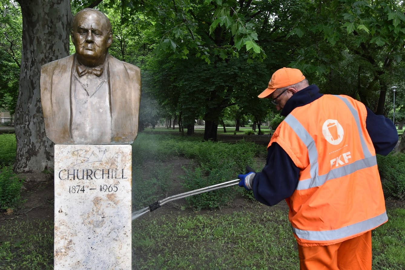 Összefirkálták Churchill városligeti szobrát