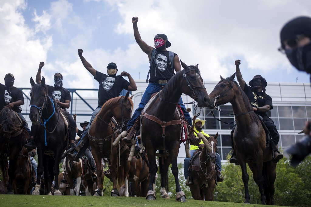 Lóháton demonstráló férfiak Houstonban, Texas államban