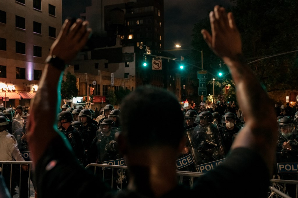 Tüntető néz farkasszemet a rendőrökkel New Yorkban