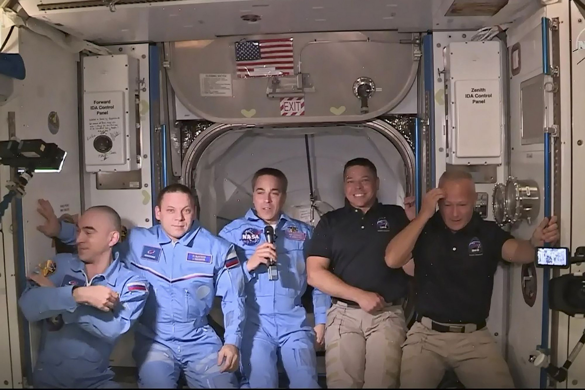 Fotó: AFP/NASA TV Ünneplés az ISS-en. Hurley és Behnken (jobbról) orosz és amerikai kollégáival