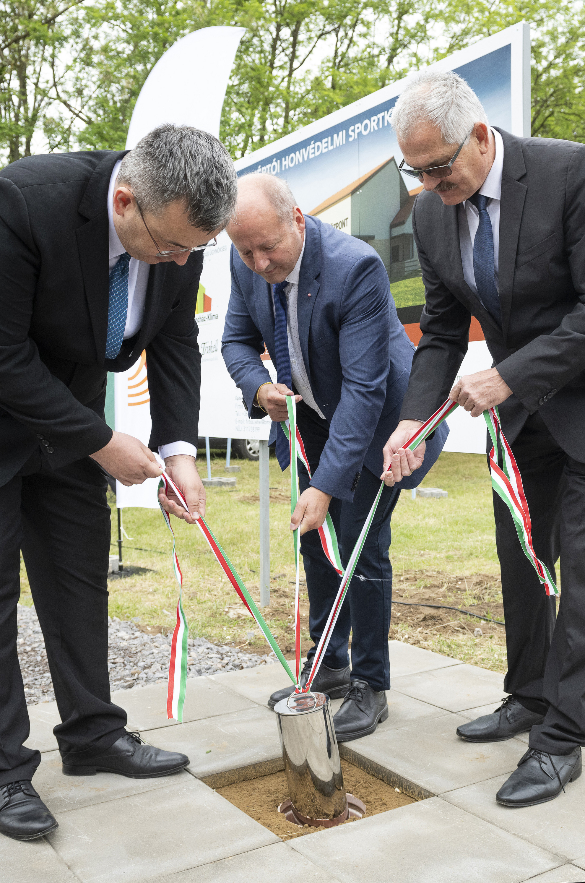 Fotó: MTI/Balázs Attila Hosszú József polgármester, Simicskó István, a hazafias és honvédelmi nevelésért felelős kormánybiztos és Simon Miklós, a térség fideszes országgyűlési képviselője (b-j) az Újfehértó határában épülő honvédelmi sportközpont alapkőletételén